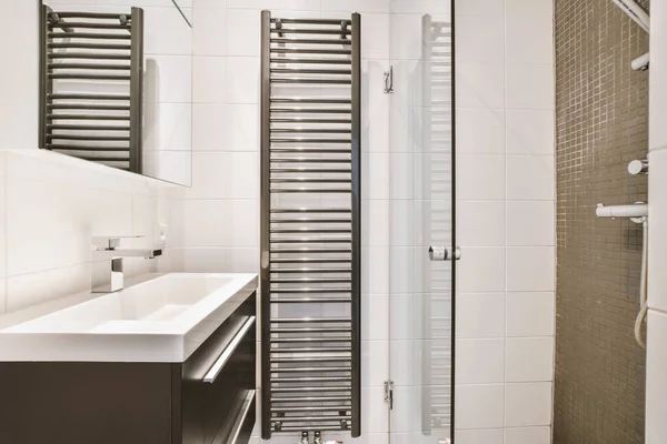 Sink under mirror opposite to shower cabin — Stock Photo, Image