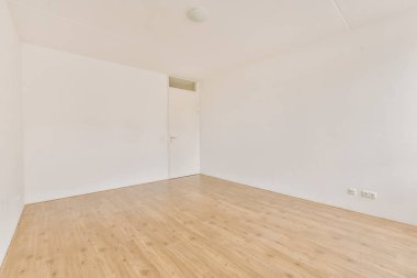 Geniş, parlak, beyaz tonlarda bir oda.