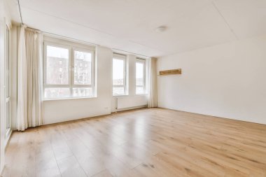 Geniş pencereli ferah, boş bir oda.