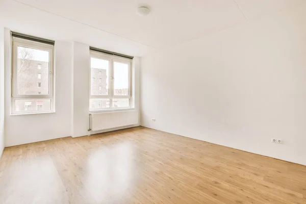 Spacious bright empty room with large windows — Photo