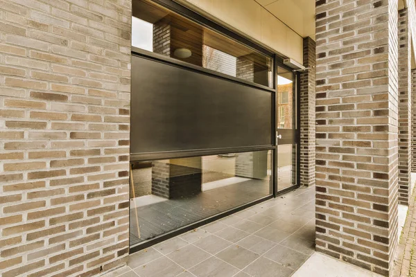 Çok katlı bir binaya giriş.