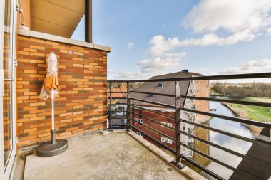 Modern bir evin balkonundan bak.