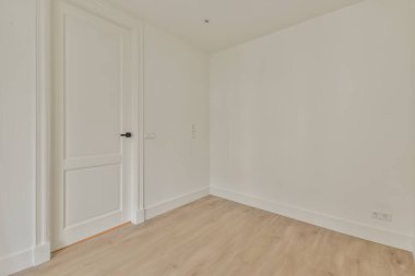 Parlak renklerde ferah boş bir oda