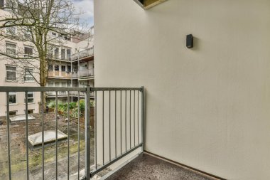 Modern bir dairede küçük bir balkon.