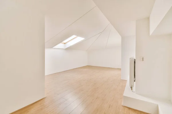 Spacious empty room with parquet floors — Fotografia de Stock