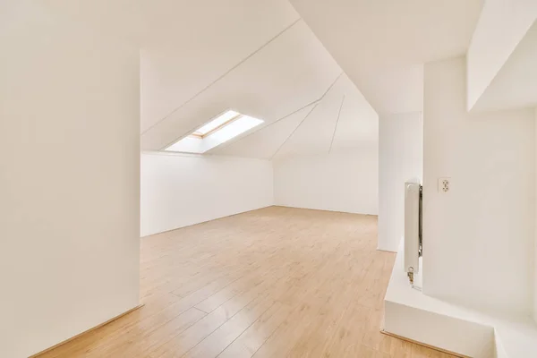 Spacious empty room with parquet floors — 스톡 사진