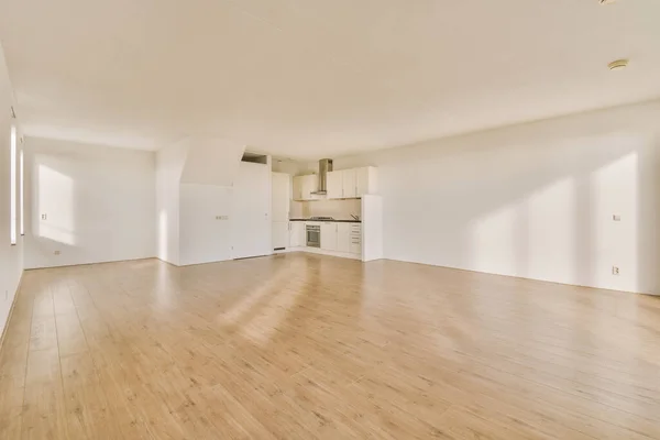 Spacious empty room with corner kitchen — стоковое фото