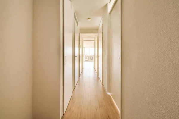 Ευθεία μακρύ διάδρομο σε λευκούς τόνους — Φωτογραφία Αρχείου