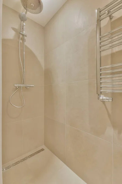 Cabine de duche forrada com azulejos bege — Fotografia de Stock