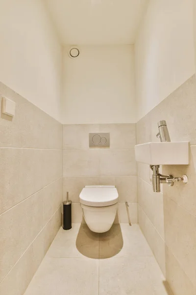 El interior de un baño con un inodoro con bisagras —  Fotos de Stock