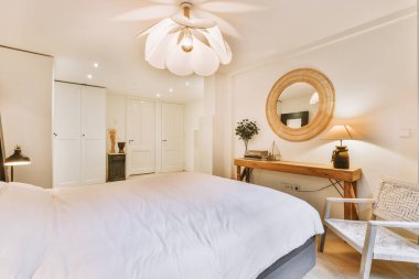 Modern bir dairede geniş bir yatak odası.