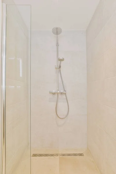 Wnętrze łazienki z prysznicem — Zdjęcie stockowe