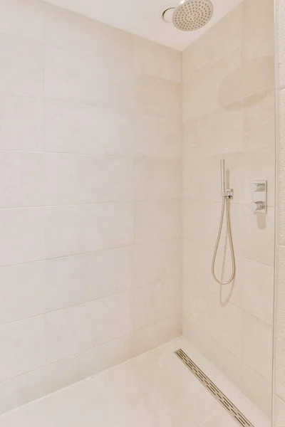 O interior de um banheiro com chuveiro — Fotografia de Stock