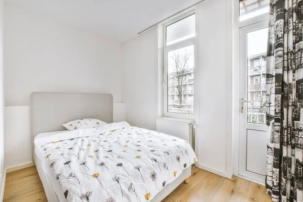 Bright bedroom with balcony — Zdjęcie stockowe
