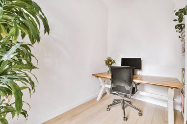 Ofis için donatılmış bir oda.