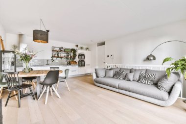 Oturma odası yemek odası ile birleştirilmiş.