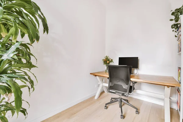 Ofis için donatılmış bir oda.