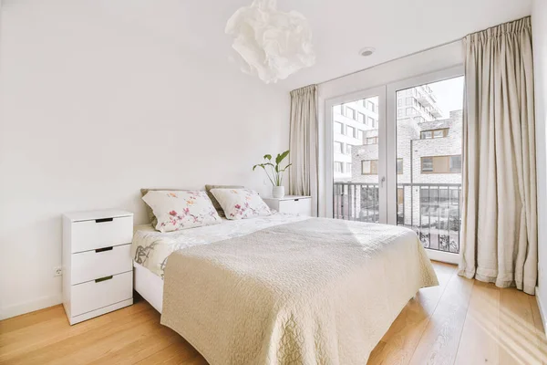 Yatak odasının iç kısmı minimalist tarzdaydı.