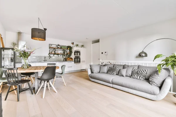 Oturma odası yemek odası ile birleştirilmiş.