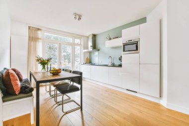 Balkona giriş izni olan bir yemek salonu.