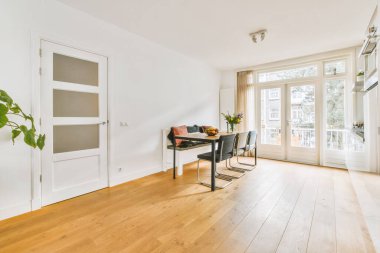 Balkona giriş izni olan bir yemek salonu.