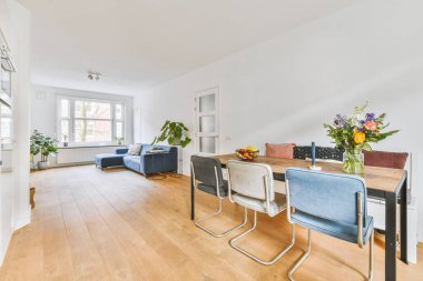 Modern bir evde açık bir daire.