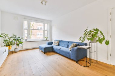 Modern bir evde açık bir daire.