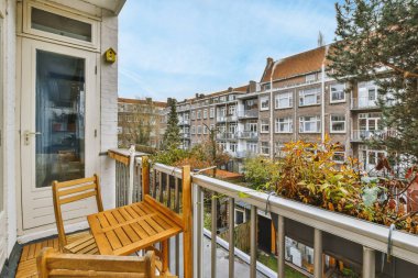 Metal çitli rahat bir balkon.