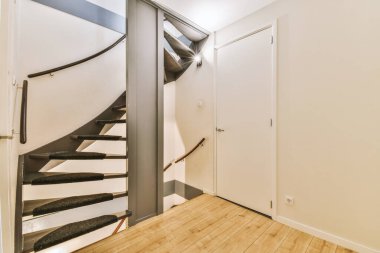 Bir merdiven boşluğu.