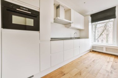 Parke zemininde bir köşesi olan ferah boş bir oda.