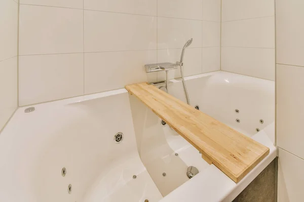 Moderne teure Badewanne im gefliesten Badezimmer — Stockfoto