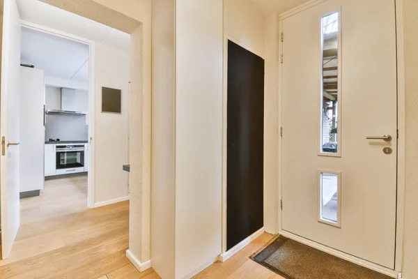 带有白色墙壁和地板的现代公寓的门道 — 图库照片