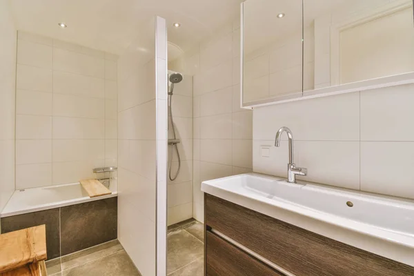 Badewanne und Dusche im modernen Badezimmer — Stockfoto