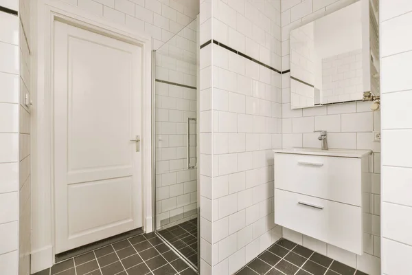 현대식 집에 있는 욕실 내부 — 스톡 사진