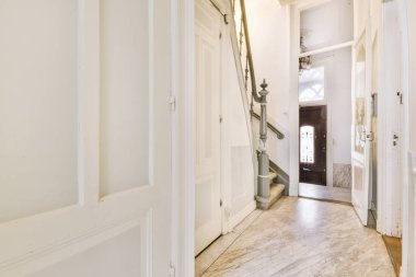 Giriş koridoru ve merdiven.