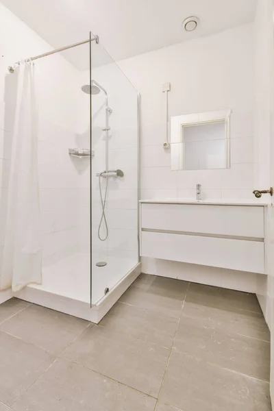 Novo banheiro limpo moderno — Fotografia de Stock