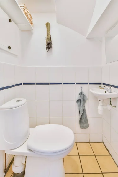 Einfache Toilette mit kleinem Waschbecken — Stockfoto