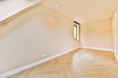 Modern bir evde boş parlak bir oda genel görünümü