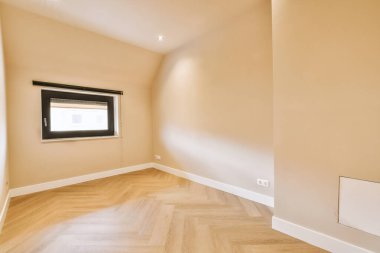 Modern bir evde boş parlak bir oda genel görünümü