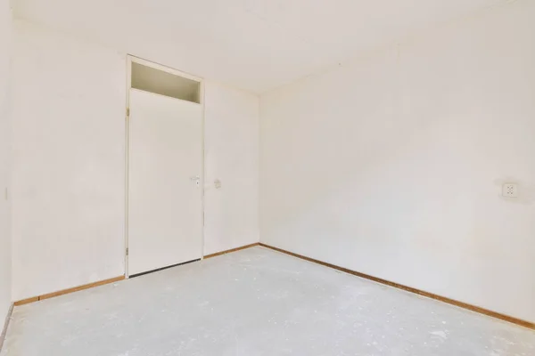 Spacious empty room with light wallpaper — Fotografia de Stock