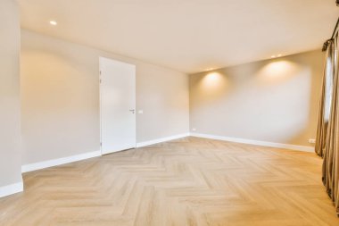 Bej tasarımlı boş bir odanın genel görünümü