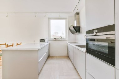 Pencerenin önünden modern mutfak manzarası