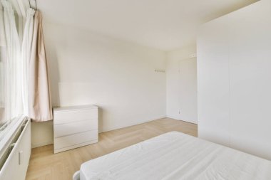 Yatak odası, gardırop ve geniş raflı beyaz renkli modern yatak odası.