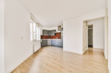 Mutfak köşede, koridor da yan odada.