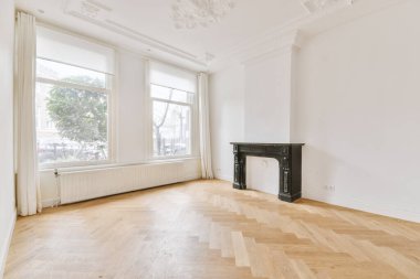 Pencereli, geniş, ferah, beyaz bir çatı katı.