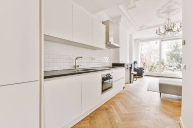 Beyaz tonlarda güzel bir mutfak tasarımı.