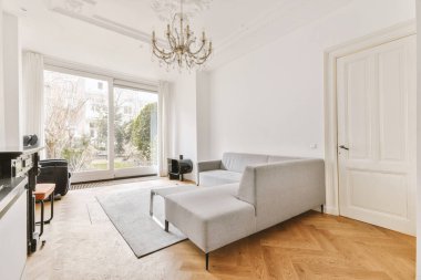 Sitting room with large windows and good brightness