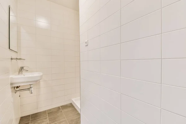 Вид на ванную комнату с керамической раковиной — стоковое фото