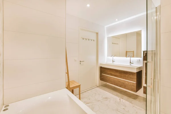 Luxury Modern Home Bathroom Interior Bathtub Lighting Mirror Marble Floor — Stok fotoğraf