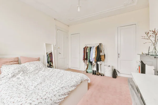 Başka Bir Açıdan Tüm Konfor Ekipmanlarıyla Modern Parlak Yatak Odası — Stok fotoğraf
